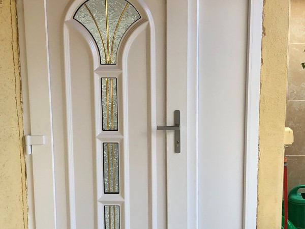 Puerta de entrada con panel de diseño
