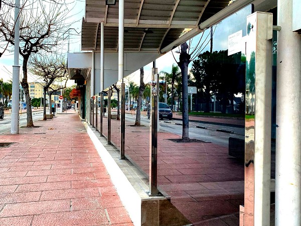 Barandilla de cristal con postes cuadrados de acero inoxidable y vidrio laminado 6+6 en tonalidad gris