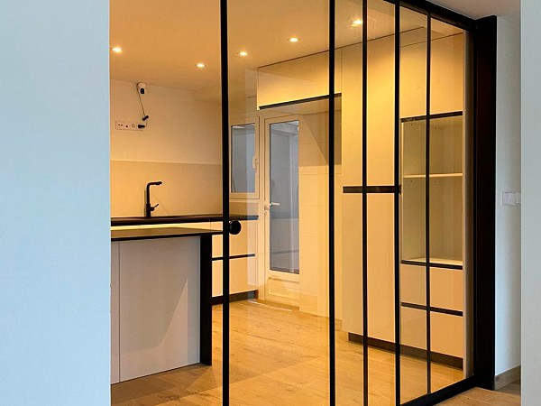 Cerramiento interior con cortina de cristal tipo corredera
