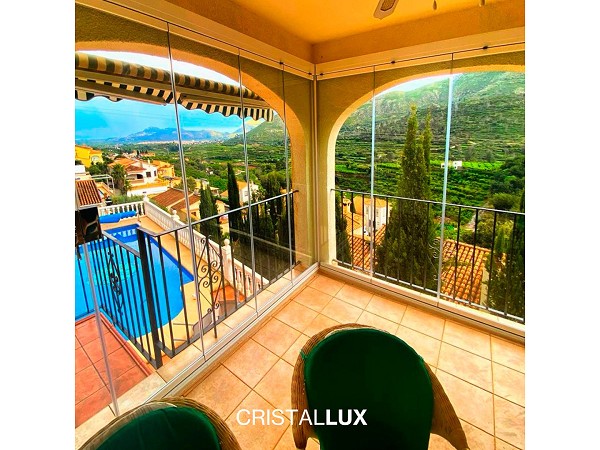 Cerramiento con cortina de cristal CL-25 abatible