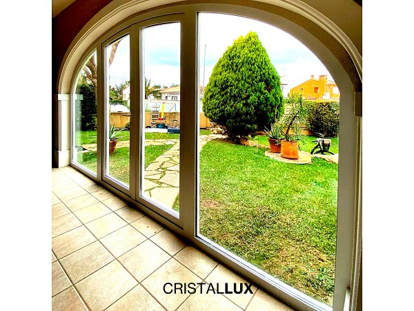 Cerramiento con balconera de PVC curvada