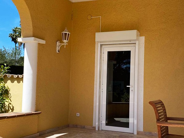 Puerta de entrada con vidrio antirrobo 